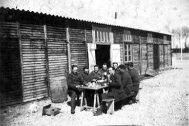 Iconographie - Repas de militaires devant leur baraquement