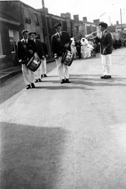 Iconographie - Cortège de noce précédé de musiciens d'une fanfare