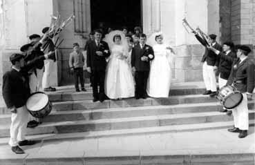 Iconographie - Haie d'honneur de fanfare à la sortie d'une messe de mariage