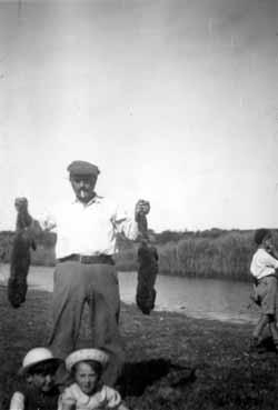 Iconographie - Homme présentant ses trophées de chasse