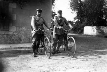 Iconographie - Gendarmes posant avec leurs bicyclettes