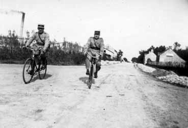 Iconographie - Gendarmes sur leurs bicyclettes