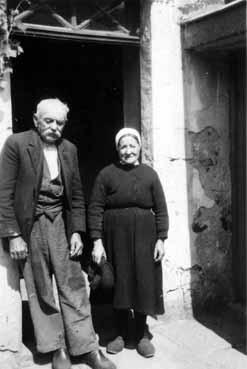 Iconographie - Couple âgé posant sur un seuil de porte