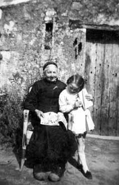 Iconographie - Maryse denion fillette posant avec sa tante Beaulieu