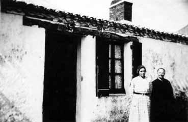 Iconographie - Deux femmes posant devant une maison