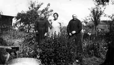 Iconographie - Femmes posant dans un jardin