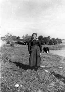 Iconographie - Vieille femme posant sur les bords de l'Acheneau