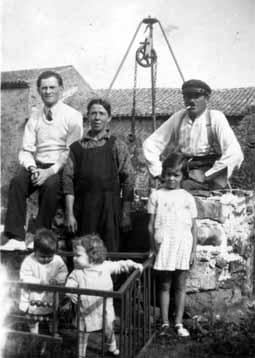 Iconographie - Famille posant devant un puits