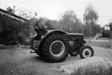 Iconographie - Jean Hervé sur un tracteur Vierzon restauré