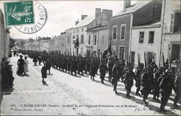 Iconographie - Le défilé du 93e régiment d'infanterie, rue de Bordeaux