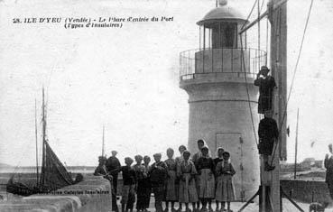 Iconographie - Le phare d'entrée du port (types d'Insulaires)