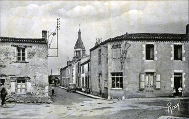 Iconographie - Le bourg pris de la place Jeanne d'Arc