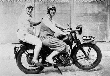 Iconographie - Femmes sur une motocyclette de marque Dresch