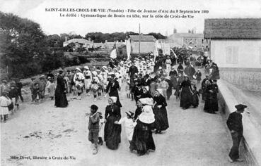 Iconographie - Fête de Jeanne d'Arc du 8 septembre 1909 - Le défilé : gymnastique de Bouin