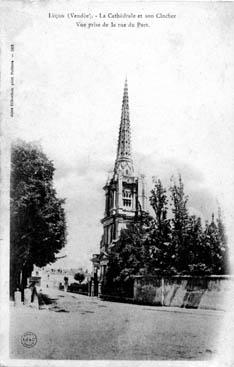 Iconographie - La cathédrale et son clocher - Vue prise de la rue du Port