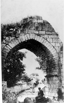 Iconographie - Entrée de l'ancien château de la Cour