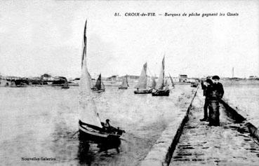 Iconographie - Barques de pêche gagnant les quais