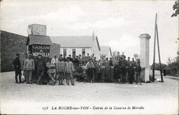 Iconographie - Nouvelle caserne de Mirville - Les jeunes classes se rendant à l'excercice