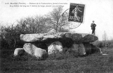 Iconographie - Dolmen de la Frébouchère, formé d'une table...