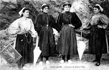 Iconographie - Costumes de jeunes filles