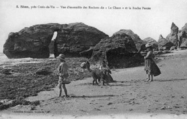 Iconographie - Vue d'ensemble des rochers "le Chaos" et "la Roche Percée"