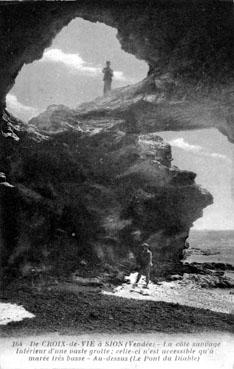 Iconographie - La Côte Sauvage. Intérieur d'une vaste grotte...