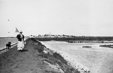 Iconographie - Femme sur la jetée Jacobsen et le marais de Mulambourg