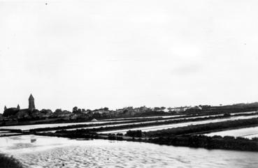 Iconographie - Vue des marais salants près de la ville