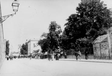 Iconographie - Rue principale un jour de l'assemblée