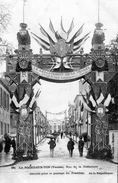 Iconographie - Rue de la Préfecture - décorée pour le passage du Président