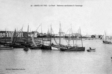 Iconographie - Le port - Bateaux sardiniers à l'ancrage