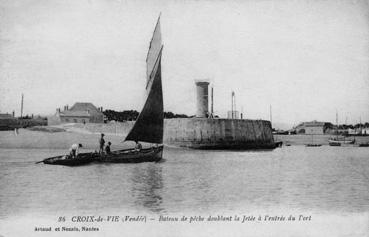 Iconographie - Bateau de pêche doublant la jetée à l'entrée du port