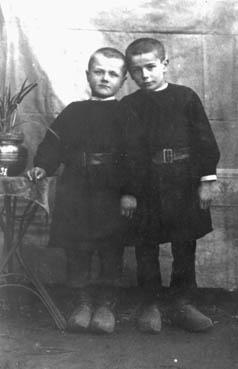 Iconographie - Deux enfants avec sarraus noirs et sabots