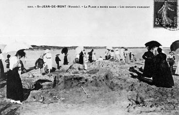 Iconographie - La plage à marée basse - Les enfants s'amusent