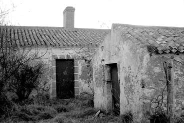 Iconographie - Ferme du Céton, façade arrière de la maison et boulangerie