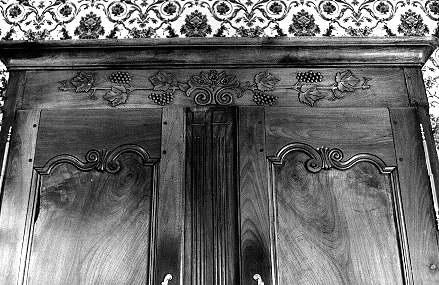 Iconographie - Fronton d'une armoire de noce de style Louis XV