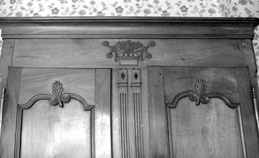 Iconographie - Fronton d'une armoire de style Louis XV, à l'hospice locale