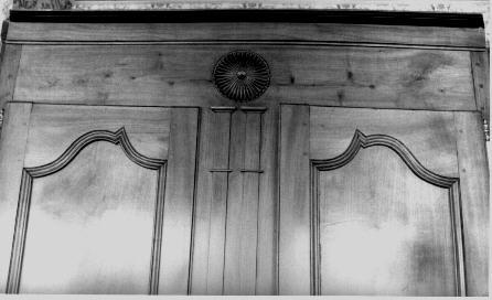 Iconographie - Détail de la traverse haute d'une armoire à deux portes dite presse en merisier
