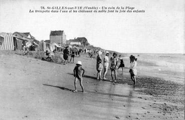 Iconographie - Un coin de la plage. La trempette dans l'eau et les châteaux de sable