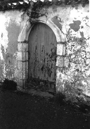 Iconographie - Porte plein cintre XVIe siècle dans le bourg