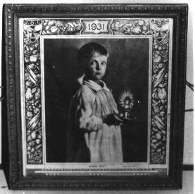 Iconographie - Image : Enfant portant une bougie