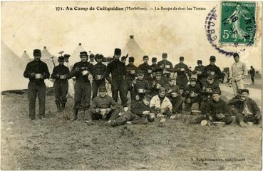 Iconographie - Au camp de Coëtquidan - La soupe devant les tentes