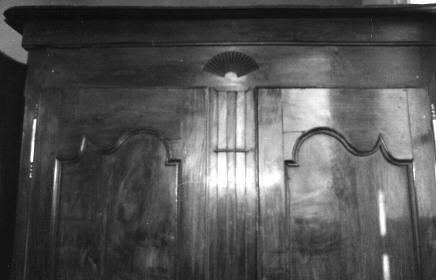 Iconographie - Haut d'une armoire deux portes style Louis XV