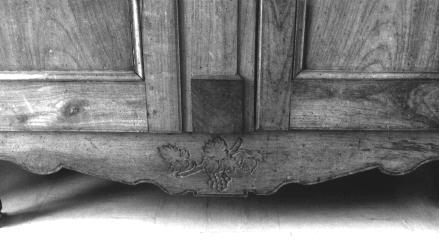 Iconographie - Sculpture de la traverse basse d'une armoire deux portes dite presse