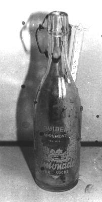 Iconographie - Bouteille en verre Guibert Apremont, limonade