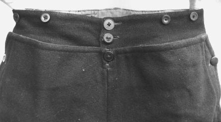 Iconographie - Pantalon à pont avec boutons marqués d'une fleur de lys