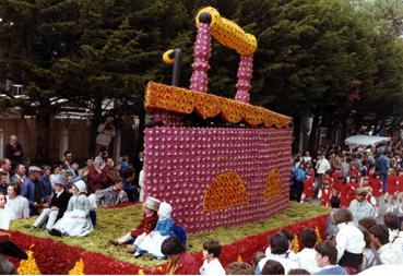 Iconographie - Fête des fleurs - Char du fer à repasser