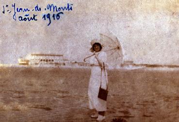 Iconographie - Femme de Saint-Philbert-de-Bouaine à la plage en août