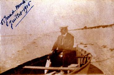 Iconographie - Homme de Saint-Philbert-de-Bouaine dans une barque