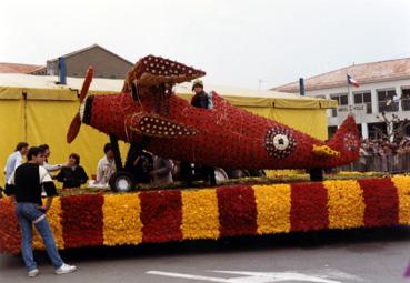 Iconographie - La fête des tulipes - Un avion